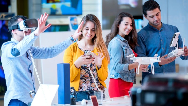 Menschen testen Handys und Smartwatches und 3D-Brillen