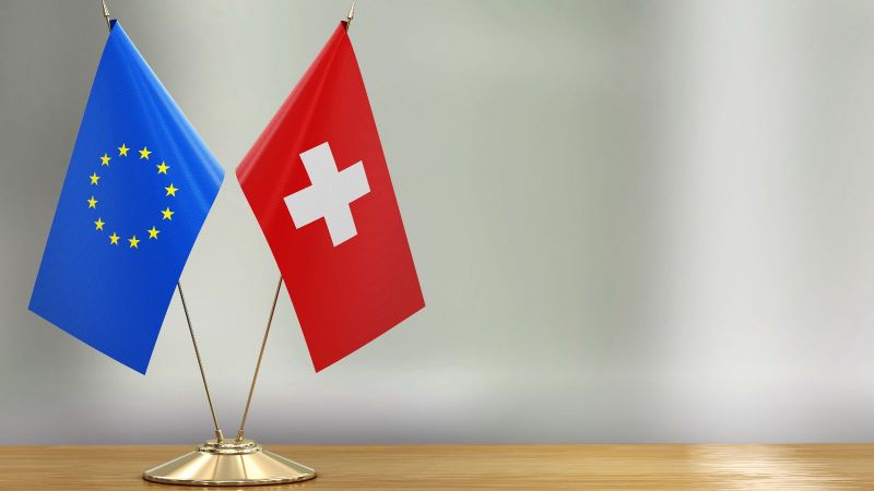 Das Bild zeigt eine Europa- und eine Schweizer Flagge.
